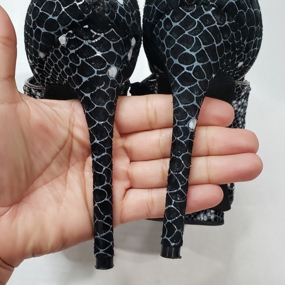 BCBGMaxAzria Freeda Cutout Studded Sandals Size 7.5 B - Picture 6 of 15